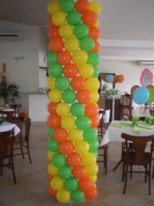 como decorar una columna con globos